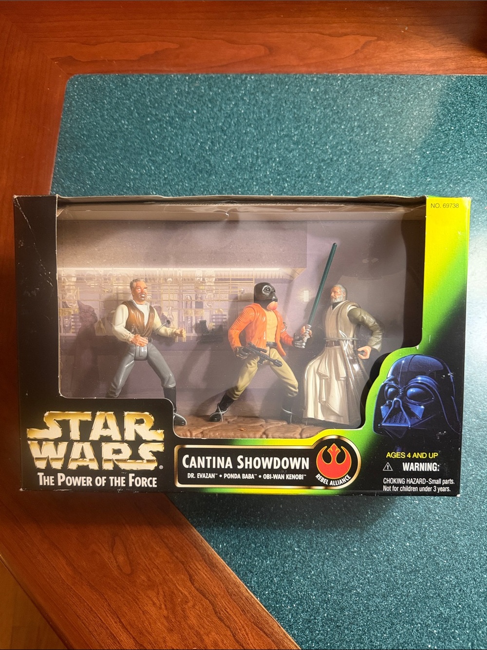 Hasbro Inc. 1997  Star Wars Cantina Showdown Playset collectible